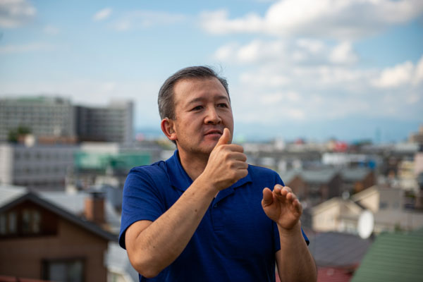 A man named Tadashi signed: “We can help and encourage each other.”