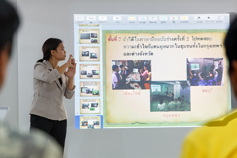Fon presenting at a meeting