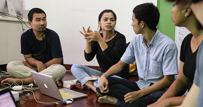 Fon working with group