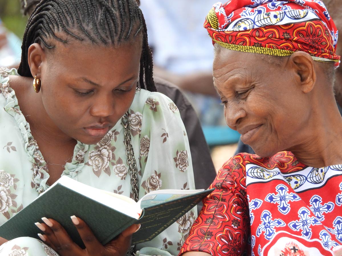 Rangi women reading.