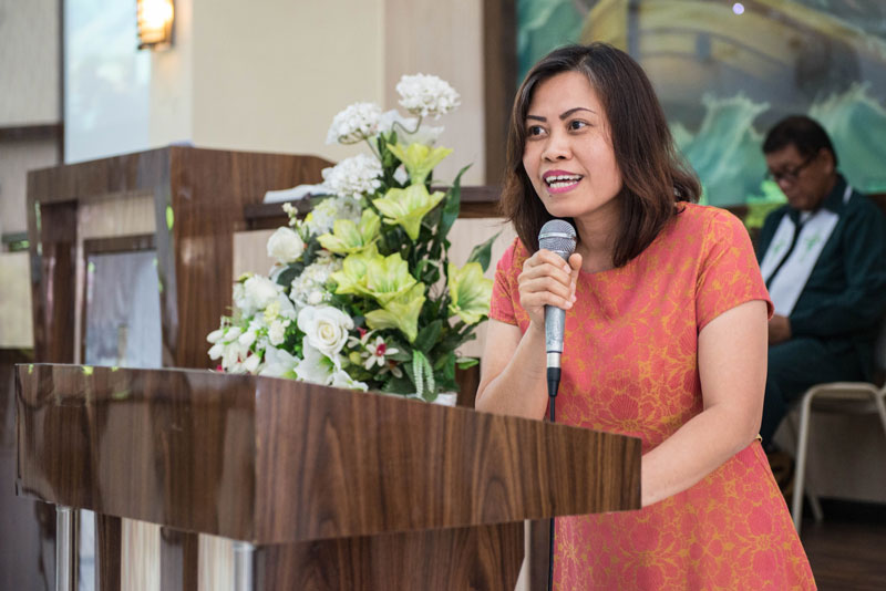 Yanti Karundeng preaching.