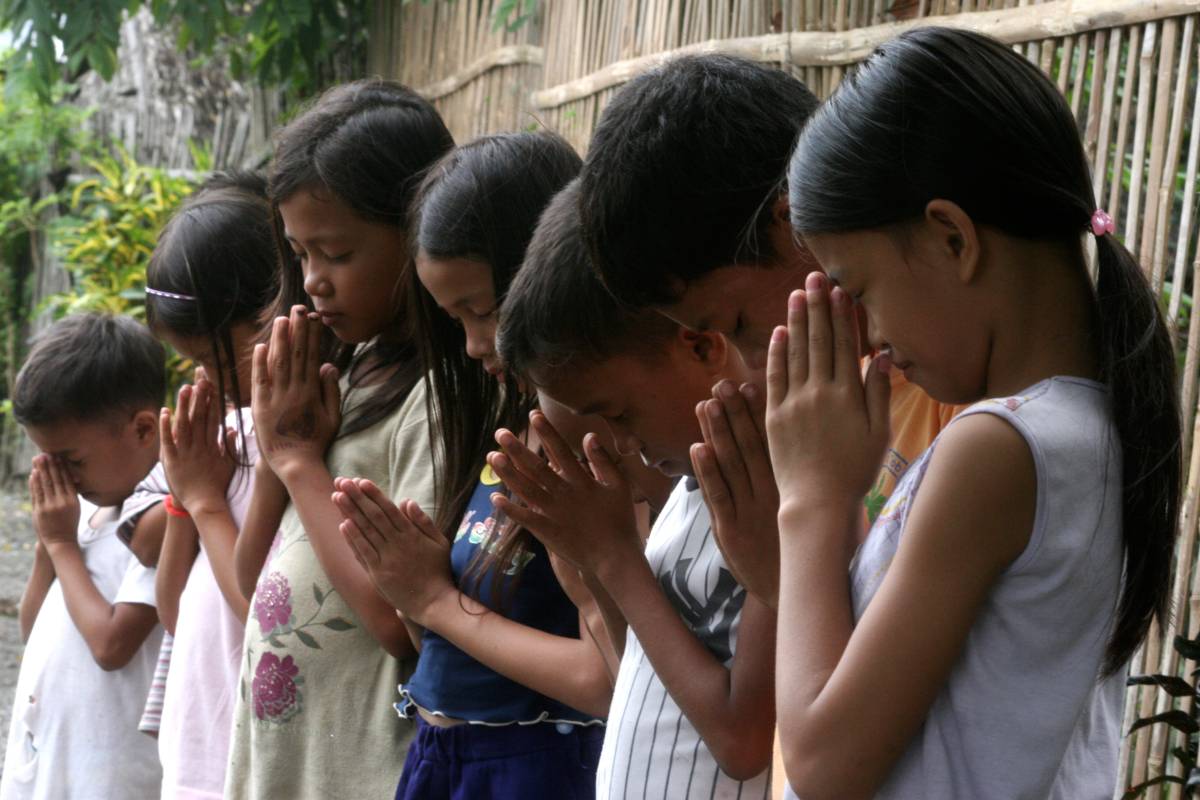 Filipino children praying.