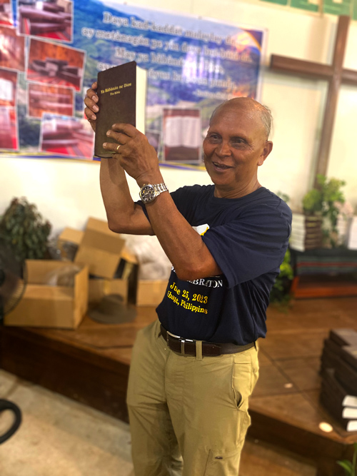 Nard Pugyao holding up the full Isnag Bible