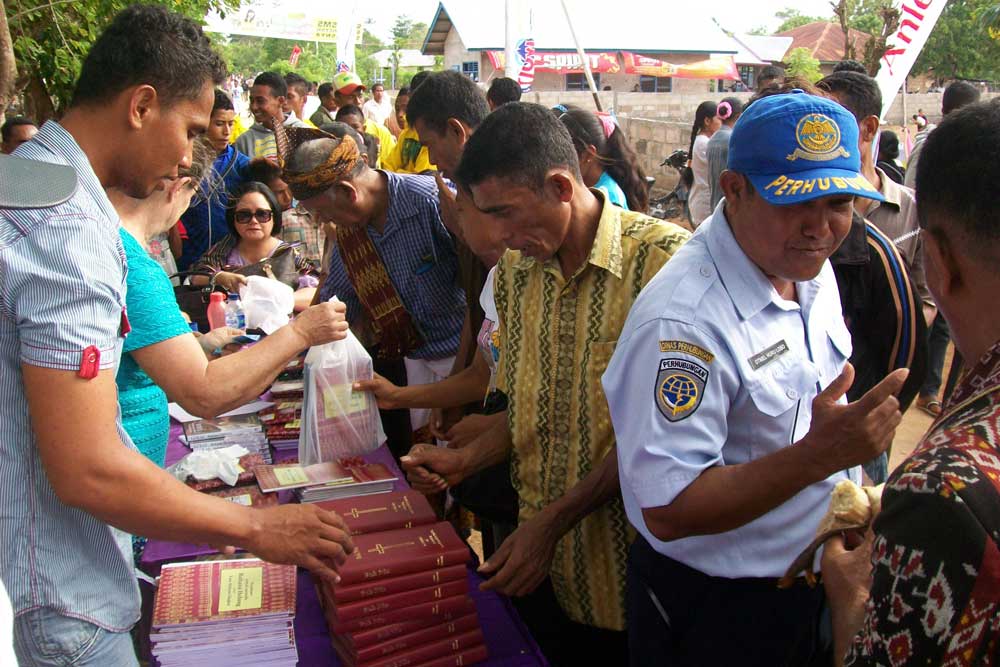 Crowds of people receiving the new Helong Bible