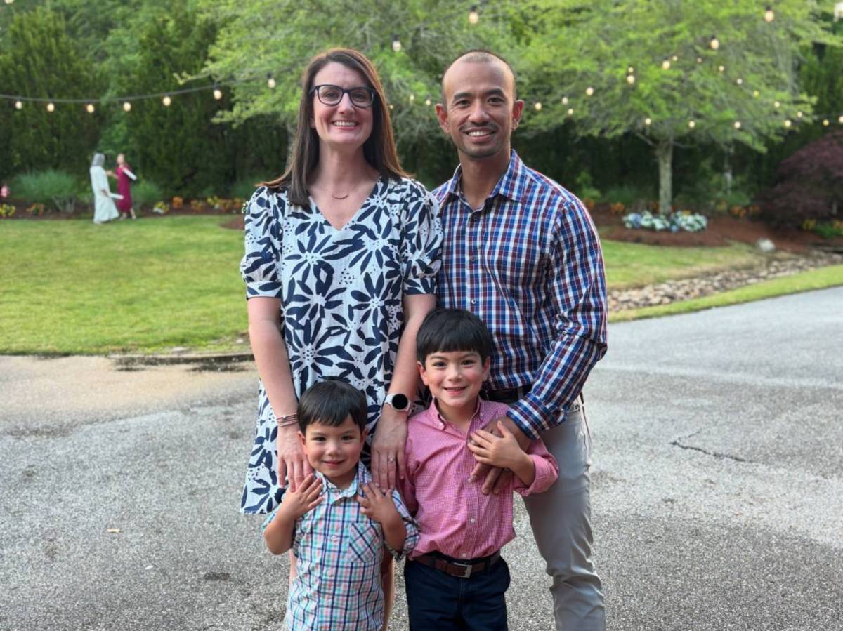 Laura, Rayza and their children.