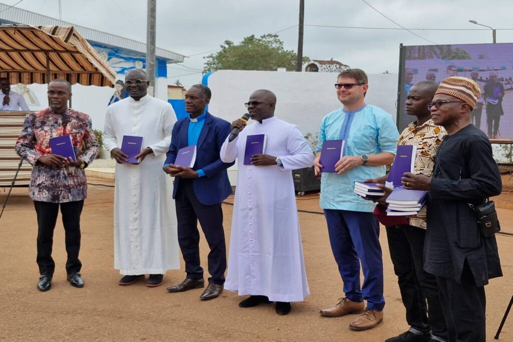 Representatives of several Christian denominations receiving a copy of the Gbadi New Testament in Côte d'Ivoire.